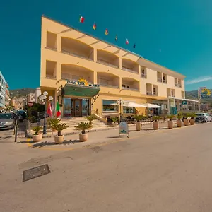hotel-riva-del-sole-cefalu.sicilyhotelsitaly.net/