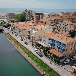 https://hotel-burlamacco-new.it-tuscanyhotel.com